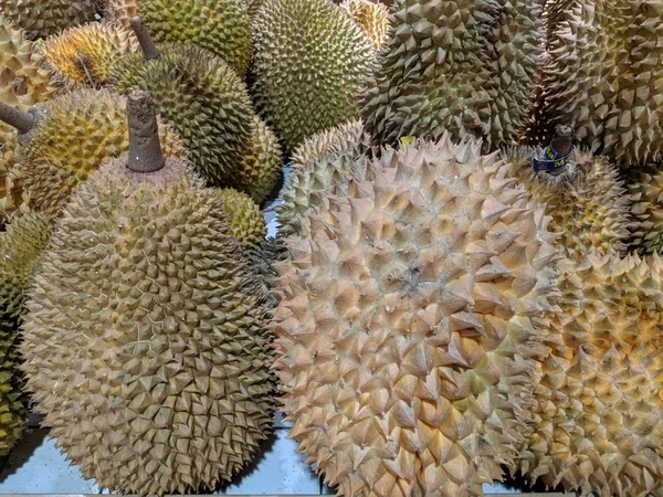 Tangerang, Endonezya - 5 Ocak 2019: Bir süpermarkette Satılık durians bir demet.