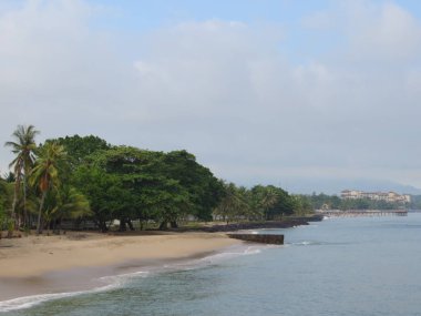 Anyer, Endonezya - 26 Haziran 2018: Sambolo Beach Anyer, deniz manzarası.