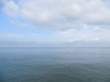 Sunda Boğazı sakin deniz bulutlu horizon ile.