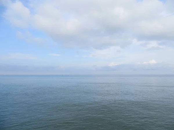 Mer Calme Détroit Sonde Avec Horizon Nuageux — Photo