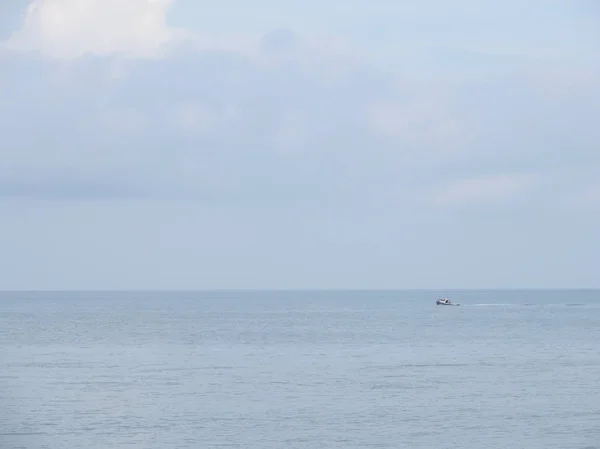 Mer Calme Détroit Sonde Avec Horizon Nuageux — Photo