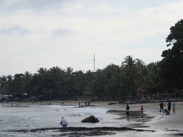 Anyer Indonezja Czerwca 2018 Wielu Ludzi Coraz Działań Sambolo Plaży — Zdjęcie stockowe