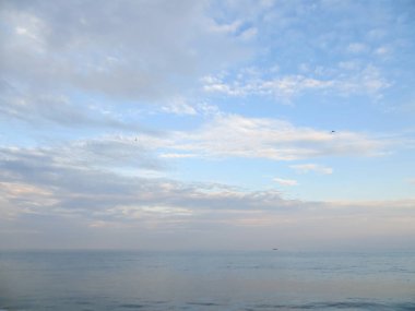 Anyer, Endonezya - 27 Haziran 2018: Sakin deniz Sunda Boğazı açık mavi gökyüzü ile.