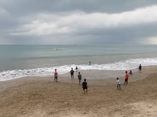 Anyer Indonézia Június 2018 Néhány Fiúk Focizni Sambolo Anyer Homokos — Stock Fotó