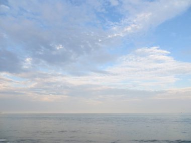 Açık mavi gökyüzü ile Sunda Boğazı deniz sakin.