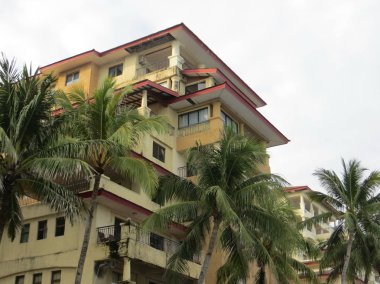 Anyer, Endonezya - 27 Haziran 2018: Marbella Anyer otel, İspanyol tarzı Java denize bakan bina dış.