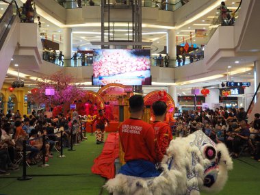 Tangerang, Endonezya - 1 Şubat 2019: erkek aslan aslan dans önce dansçılar kostüm almak (Endonezya: barongsai) performans.