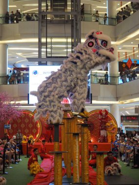 Tangerang, Endonezya - 1 Şubat 2019: Kalabalık insan aslan izliyor dans (Endonezya: barongsai) performans Livingworld alışveriş merkezinde.
