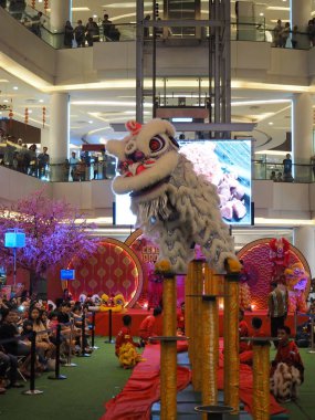 Tangerang, Endonezya - 1 Şubat 2019: Kalabalık insan aslan izliyor dans (Endonezya: barongsai) performans Livingworld alışveriş merkezinde.