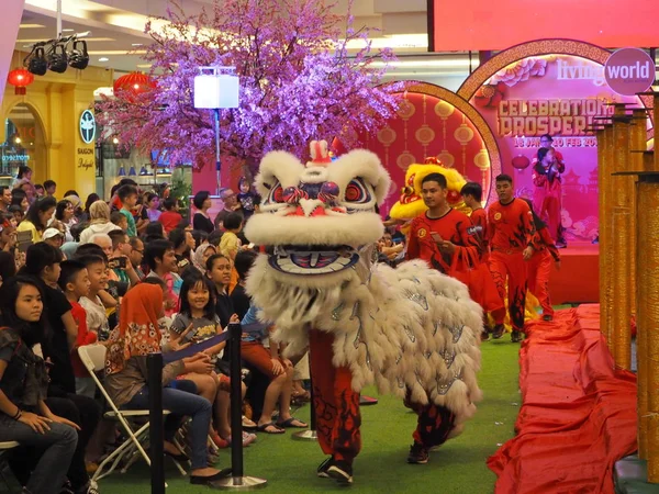 Tangerang Indonesia Febrero 2019 Multitud Personas Observando Danza Del León — Foto de Stock