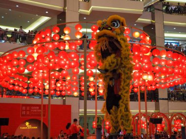 Jakarta, Endonezya - 5 Şubat 2019: Kalabalık insan aslan izliyor dans (Endonezya: barongsai) Mall Taman Anggrek performansı.