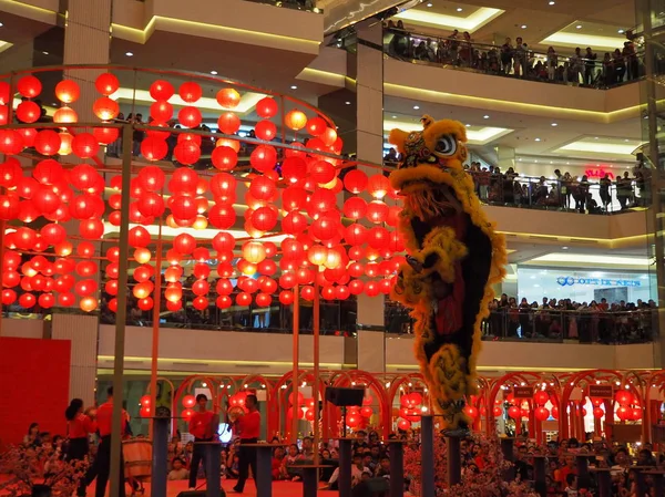 Yakarta Indonesia Febrero 2019 Multitud Personas Observando Danza Del León — Foto de Stock