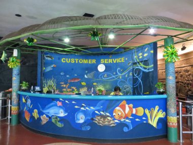 Jakarta, Endonezya - 11 Haziran 2018: Seaworld Ancol müşteri hizmetleri masası.