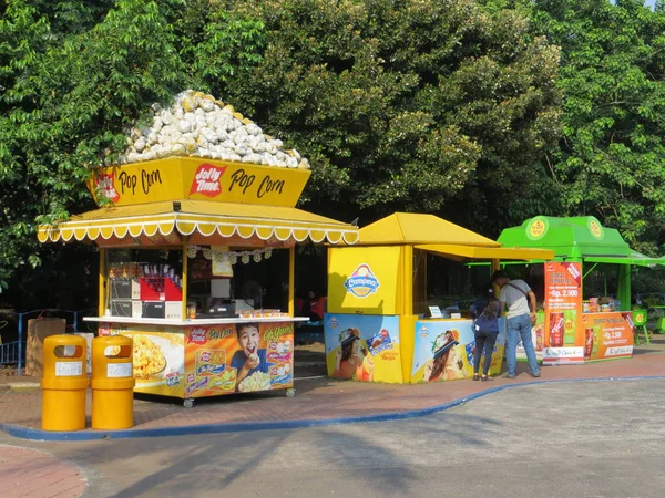 Jakarta, Endonezya - 11 Haziran 2018: Seaworld Ancol 'deki gıda tedarikçileri.