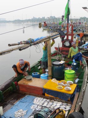 Jakarta, Endonezya - 12 Haziran 2018: Balıkçılar onların sabah yakalamak üzerinde yüzen Pazar Ancol Plajı'nda taze deniz ürünleri Düzenle.