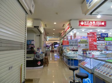 Tangerang, Endonezya - 21 Ekim 2018: cep telefonu mağazaları Tangcity alışveriş merkezinde.