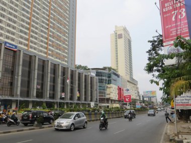 Tangerang, Endonezya - 21 Ekim 2018: Jalan Jenderal Sudirman trafiği.