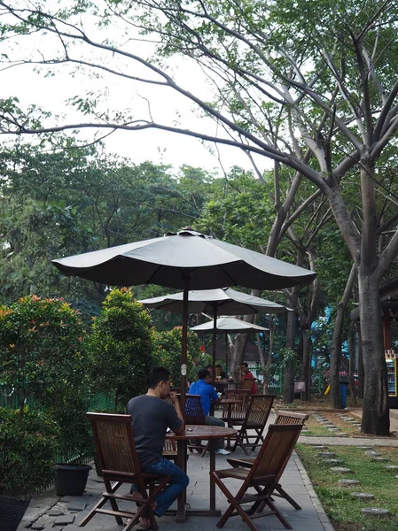 Tangerang Indonesië Oktober 2018 Sommige Jonge Mensen Chillen Maaltijden Taman — Stockfoto