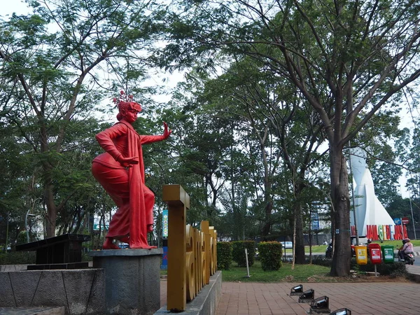 Tangerang Indonesia Octubre 2018 Estatua Bailarina Balinesa Con Cartel Taman — Foto de Stock