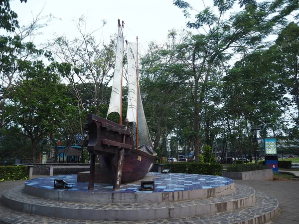 Tangerang Indonésie Října 2018 Lodní Replika Phinisi Stojí Taman Potret — Stock fotografie