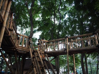 Tangerang, Endonezya - 19 Ekim 2018: Taman Bambu'da bir bambu nöbetçi direği (Bambu Parkı).