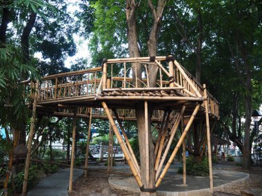 Tangerang, Endonezya - 19 Ekim 2018: Taman Bambu'da bir bambu nöbetçi direği (Bambu Parkı).