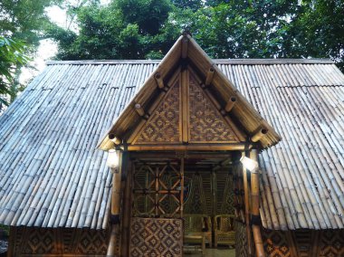 Tangerang, Endonezya - 19 Ekim 2018: Taman Bambu'da geleneksel bir bambu kulübesi (Bambu Parkı).