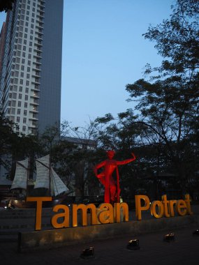 Tangerang, Endonezya - 19 Ekim 2018: Balili dansçı heykeli Taman Potret (dikey Park) tabelasını şehir Tangerang.
