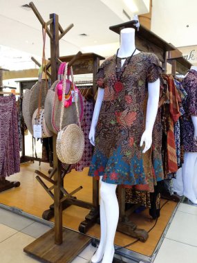 Tangerang, Endonezya - 30 Mart 2018: Batik giyim batik Sergisi Satılık çeşitli kalıpları.