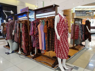 Tangerang, Endonezya - 30 Mart 2018: Batik giyim batik Sergisi Satılık çeşitli kalıpları.