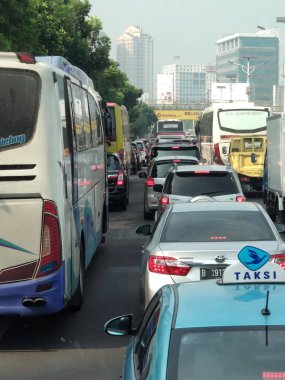 Jakarta, Endonezya - 28 Mayıs 2018: Sabah acele saat Jakarta iç çevre yolu üzerinde.