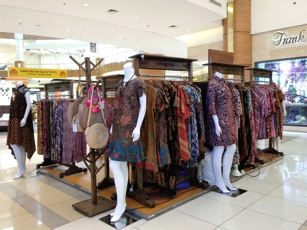 Tangerang Indonezja Marca 2018 Różne Wzory Ubrań Batik Sprzedaż Batik — Zdjęcie stockowe