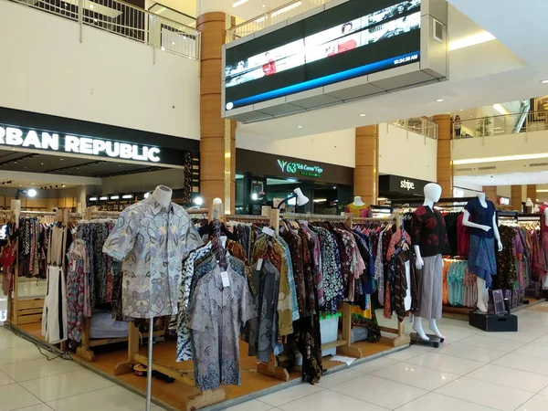 Tangerang Indonezja Marca 2018 Różne Wzory Ubrań Batik Sprzedaż Batik — Zdjęcie stockowe