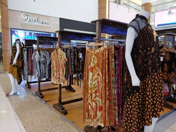 Tangerang Indonezja Marca 2018 Różne Wzory Ubrań Batik Sprzedaż Batik — Zdjęcie stockowe
