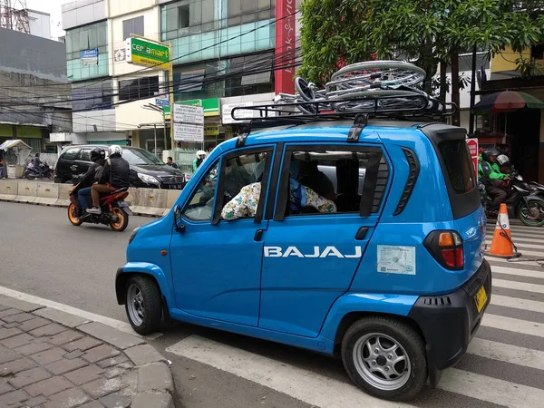 Jakarta, Endonezya - 28 Mayıs 2018: Karet bölgesinde sokakta çalışan bir mavi bajaj.