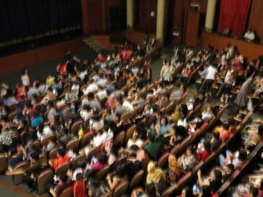 Jakarta, Endonezya - 27 Ekim 2018: Bulanık arka planını Taman Ismail Marzuki koltukta kitleye.