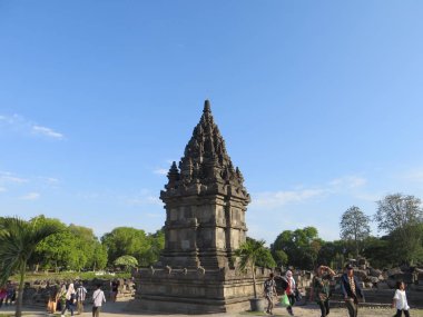 Yogyakarta, Endonezya - 31 Ekim 2018: Turist Prambanan tapınağı ziyaret etti. Prambanan Tapınağı bileşikler Shiva için Endonezya adanmış en büyük Tapınağı bileşik olduğunu.