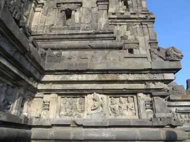 Yogyakarta, Endonezya - 31 Ekim 2018: Kabartma heykeller Prambanan tapınak duvarına.