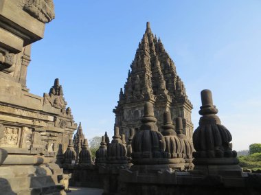 Yogyakarta, Endonezya - 31 Ekim 2018: Kabartma heykeller Prambanan tapınak duvarına.
