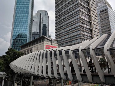 Jakarta, Endonezya - 1 Şubat 2019: Fütüristik tasarım Sudirman sokakta Gelora tıkamak Karno (Gbk) yaya köprüsü.