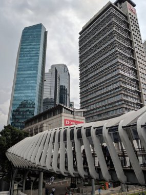 Jakarta, Endonezya - 1 Mart 2019: Fütüristik tasarım Sudirman sokakta Gelora tıkamak Karno (Gbk) yaya köprüsü.