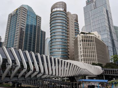 Jakarta, Endonezya - 1 Mart 2019: Fütüristik tasarım Gelora tıkamak Karno Gbk Sudirman Caddesi'ndeki yaya köprüsü.