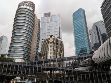 Jakarta, Endonezya - 1 Mart 2019: Fütüristik tasarım Sudirman sokakta Gelora tıkamak Karno (Gbk) yaya köprüsü.