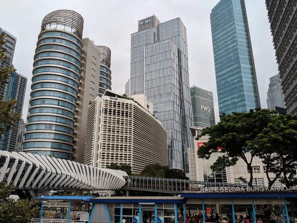 Jakarta, Endonezya - 1 Mart 2019: Fütüristik tasarım Gelora tıkamak Karno Gbk Sudirman Caddesi'ndeki yaya köprüsü.