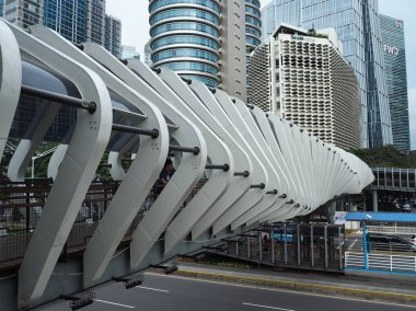Jakarta, Endonezya - 1 Mart 2019: Fütüristik tasarım Gelora tıkamak Karno Gbk Sudirman Caddesi'ndeki yaya köprüsü.