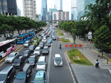 Jakarta, Endonezya - 1 Mart 2019: Sıkışık trafik Sudirman Caddesi üzerinde.