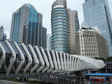 Jakarta, Endonezya - 1 Mart 2019: Fütüristik tasarım Gelora tıkamak Karno Gbk Sudirman Caddesi'ndeki yaya köprüsü.
