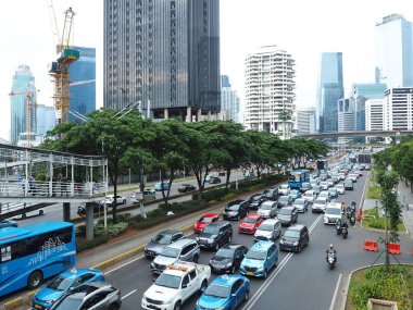 Jakarta, Endonezya - 1 Mart 2019: Sıkışık trafik Sudirman Caddesi üzerinde.