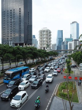 Jakarta, Endonezya-1 Mart 2019: sıkışık trafik Sudirman Caddesi üzerinde.