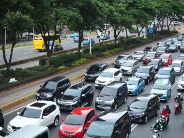 Jakarta, Endonezya - 1 Mart 2019: Sıkışık trafik Sudirman Caddesi üzerinde.